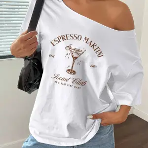 Beyaz Kadın Düşük Omuz Kayık Yaka Baskılı