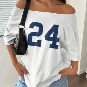 Beyaz Kadın Düşük Omuz Kayık Yaka Baskılı