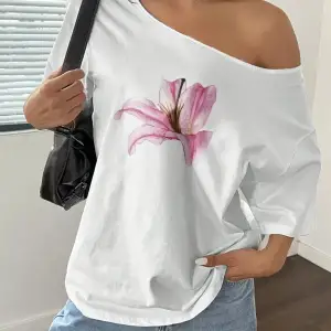 Beyaz Kadın Düşük Omuz Kayık Yaka Baskılı