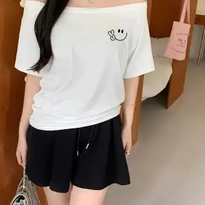 Beyaz Kadın Düşük Omuz Kayık Yaka Baskılı