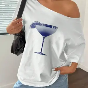 Beyaz Kadın Düşük Omuz Kayık Yaka Baskılı