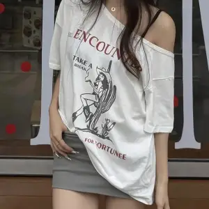 Beyaz Kadın Düşük Omuz Kayık Yaka Baskılı