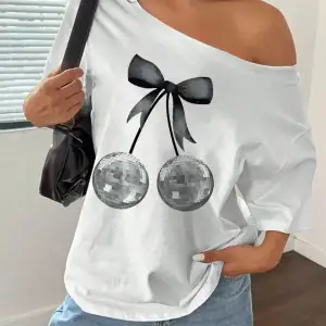 Beyaz Kadın Düşük Omuz Kayık Yaka Baskılı