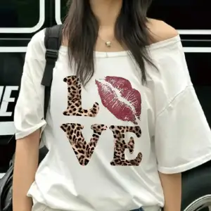 Beyaz Kadın Düşük Omuz Kayık Yaka Baskılı