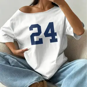 Beyaz Kadın Düşük Omuz Kayık Yaka Baskılı