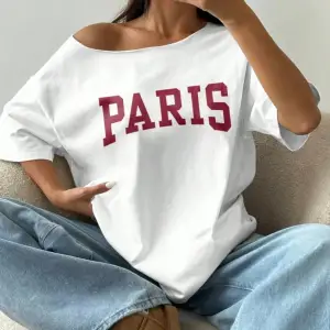 Beyaz Kadın Düşük Omuz Kayık Yaka Baskılı