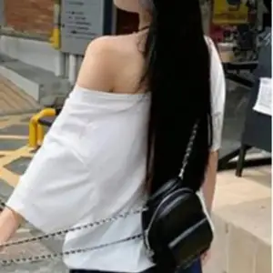 Beyaz Kadın Düşük Omuz Kayık Yaka Baskılı