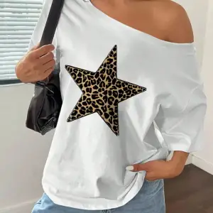 Beyaz Kadın Düşük Omuz Kayık Yaka Baskılı