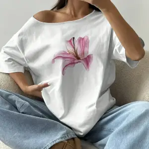 Beyaz Kadın Düşük Omuz Kayık Yaka Baskılı