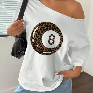 Beyaz Kadın Düşük Omuz Kayık Yaka Baskılı