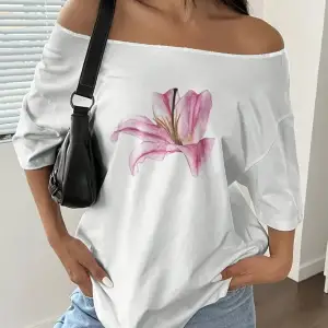 Beyaz Kadın Düşük Omuz Kayık Yaka Baskılı