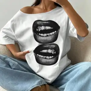 Beyaz Kadın Düşük Omuz Kayık Yaka Baskılı