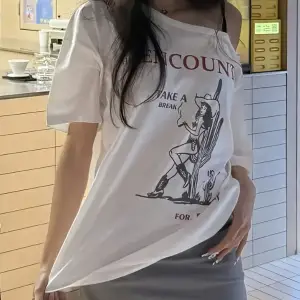 Beyaz Kadın Düşük Omuz Kayık Yaka Baskılı