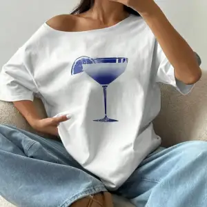 Beyaz Kadın Düşük Omuz Kayık Yaka Baskılı