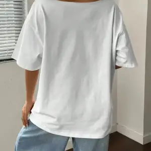 Beyaz Kadın Düşük Omuz Kayık Yaka Baskılı