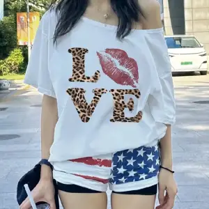 Beyaz Kadın Düşük Omuz Kayık Yaka Baskılı