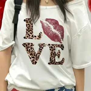 Beyaz Kadın Düşük Omuz Kayık Yaka Baskılı