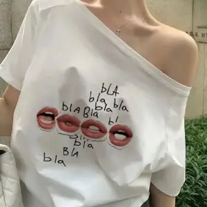 Beyaz Kadın Düşük Omuz Kayık Yaka Bla Bla Baskılı