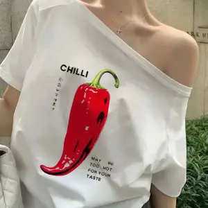 Beyaz Kadın Düşük Omuz Kayık Yaka Chilli Baskılı