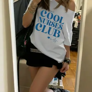 Beyaz Kadın Düşük Omuz Kayık Yaka Cool Nurses Baskılı