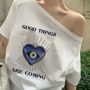 Beyaz Kadın Düşük Omuz Kayık Yaka Good Things Baskılı