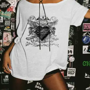 Beyaz Kadın Düşük Omuz Kayık Yaka Kalp Kanat Baskılı