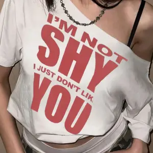 Beyaz Kadın Düşük Omuz Kayık Yaka Shy You Baskılı