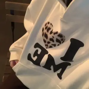 Beyaz Kore Serisi Şık Leopar Baskı Harfler