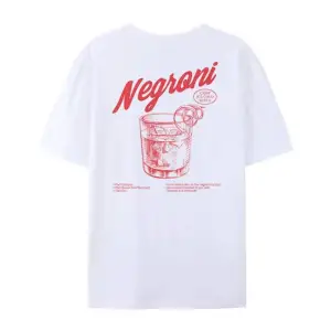Beyaz Negroni Geri Baskı Retro Tarzı Kokteyl İçme Harajuku Sokak Grafik Tees