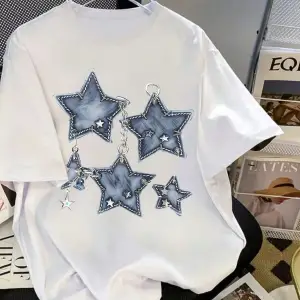 BEYAZ T SHIRT YILDIZ DESENLİ