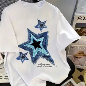 BEYAZ T SHIRT YILDIZ DESENLİ