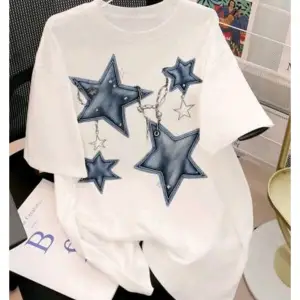 BEYAZ T SHIRT YILDIZ DESENLİ