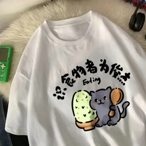 Beyaz Yavru Kedi Bir Kaşık ile Yiyor lu an Karikatür BaskıYumuşak