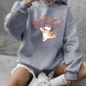 Bir Kedi Kurdele Çalıyor Baskılı Tişörtü Kadın Temel Ürünleri Bisiklet Yaka Kapüşonlu Üstler