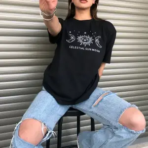 Bisiklet Yaka Siyah Ay Baskılı Oversize