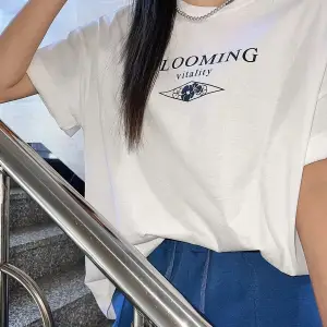 Blooming Vitality Baskılı Beyaz Oversize Tişört