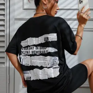 Brooklyn Slogan Baskılı Gazete Desenli Oversize