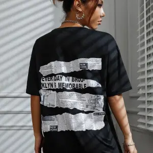 Brooklyn Slogan Baskılı Gazete Desenli Oversize