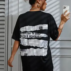 Brooklyn Slogan Baskılı Gazete Desenli Oversize