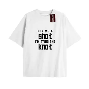 BUY ME A SHOT IM TYING THE KNOT Unisex Oversize Yazılı Tshirt BEYAZ