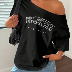 Büyük Beden Kayık Yaka Brooklyn Baskılı Oversize %100 Pamuk