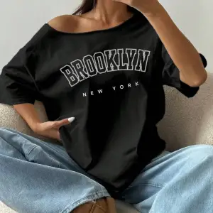 Büyük Beden Kayık Yaka Brooklyn Baskılı Oversize %100 Pamuk