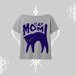 Cat Mom Yazılı Minimal Kedi Arka Baskılı Kayık Yaka Tshirt