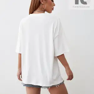 Çiçek Desenli Düşük Omuz Tişört