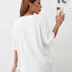 Çiçek Desenli Düşük Omuz Tişört