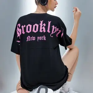 Coolane Harfli Grafik Düşük Omuzlu Tişört