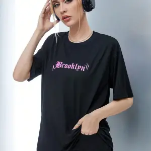 Coolane Harfli Grafik Düşük Omuzlu Tişört