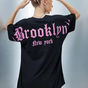 Coolane Harfli Grafik Düşük Omuzlu Tişört