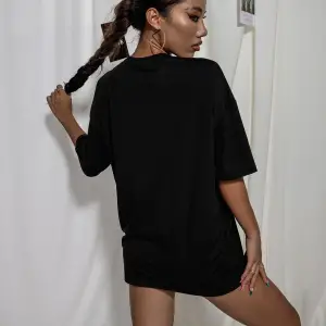 Coolane Harfli ve Grafik Baskılı Düşük Omuzlu Tişört