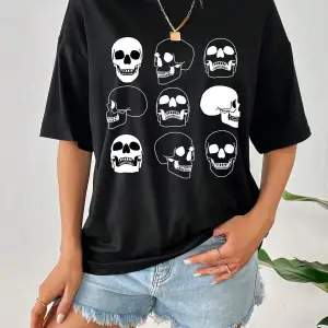 Coolane Kadın Kart Harfli Kafatası Desenli Kısa Kollu Tişört